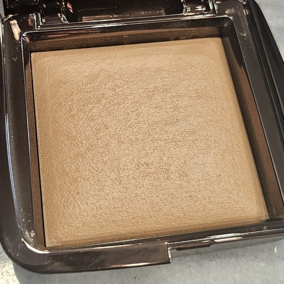 Hourglass Radiant Light Ambient Lighting Finishing Powder new - Picture 2 of 4